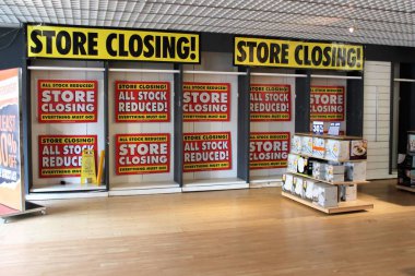 BHS, LEWISHAM, LONDON, UK - 17 AĞUSTOS 2016: BHS (British Home Stores) mağazasının görüntüsü Sir Philip Green BHS emeklilik skandalı. BHS, Debenhams, Next, Evans, Top Shop da Arcadia Grubu 'nun sahibi.
