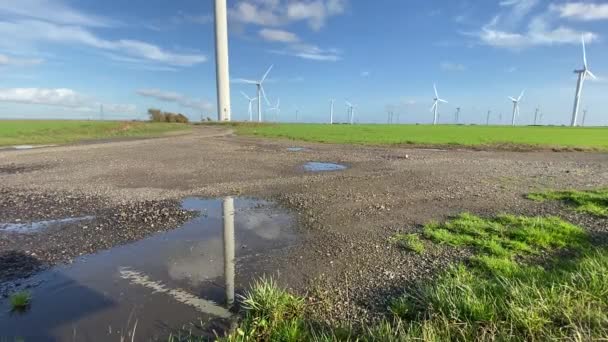 Villamos Energiát Termelő Szélturbinák Szélmalom Szélenergia Technológia Produkciók Zöld Mezőben — Stock videók