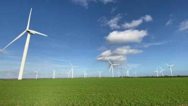 Elektrik Enerjisi Üreten Rüzgar Türbinleri Rüzgâr Değirmeni Güç Üretimi Mavi — Stok video