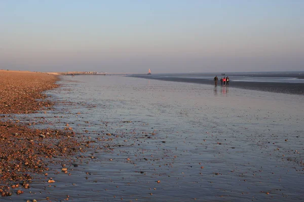 People Walking Sunset Reflecting Wet Sand Beach Winchelsea Beach Rye — Stock Photo, Image