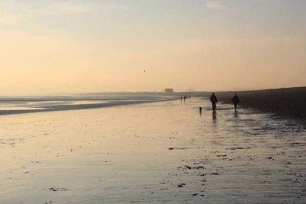 Захід Відбивається Мокрому Піску Пляжі Між Берегом Вінчелсі Природним Заповідником — стокове фото
