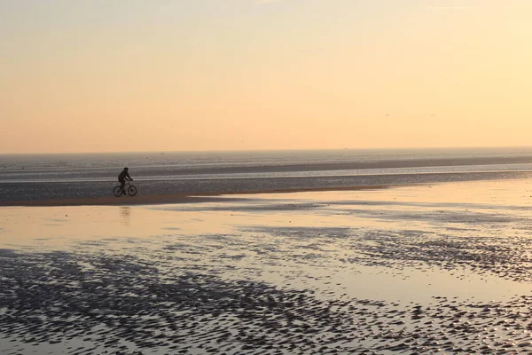 Bici Tramonto Che Riflettono Sulla Sabbia Bagnata Sulla Spiaggia Tra — Foto Stock