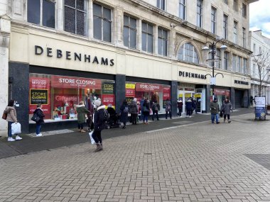Debenhams, Hastings, East Sussex, UK -12.04.2020: Debenhams mağazası, Arcadia 'nın çökmüş moda grubunun bir parçasıdır. Green ailesine ait, Sör Philip Green tarafından yönetiliyor.  