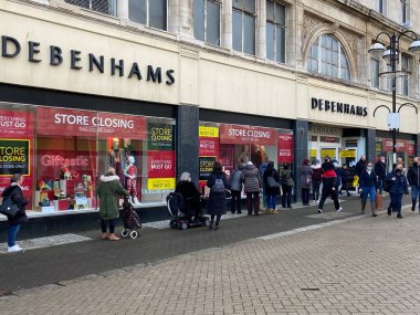 Debenhams, Hastings, East Sussex, UK -12.04.2020: Debenhams mağazası, Arcadia 'nın çökmüş moda grubunun bir parçasıdır. Green ailesine ait, Sör Philip Green tarafından yönetiliyor.  