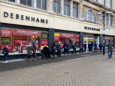 Debenhams, Hastings, East Sussex, UK -12.04.2020: Debenhams mağazası, Arcadia 'nın çökmüş moda grubunun bir parçasıdır. Green ailesine ait, Sör Philip Green tarafından yönetiliyor.  