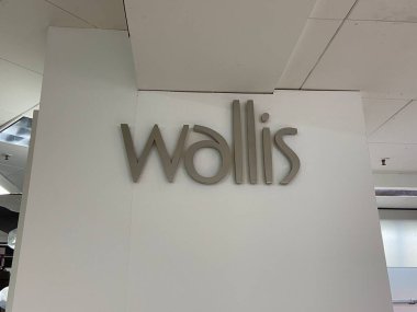 Wallis, Hastings, East Sussex, İngiltere - 12.04.2020: Hastings, Wallis 'teki Debenham mağazası Arcadia moda grubunun bir parçasıdır. Sör Philip Green tarafından yönetiliyor. 