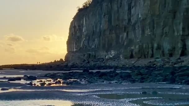 Pett Level Beach Sunset Pool Sea Ocean Water Rocks Foreground — Stock Video