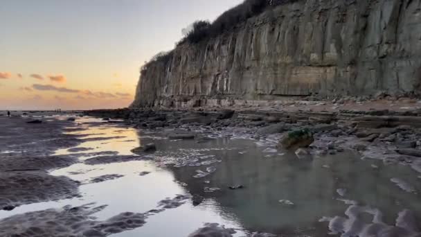 Plaża Pett Level Zachodzie Słońca Basenem Morskim Wody Oceanu Skał — Wideo stockowe