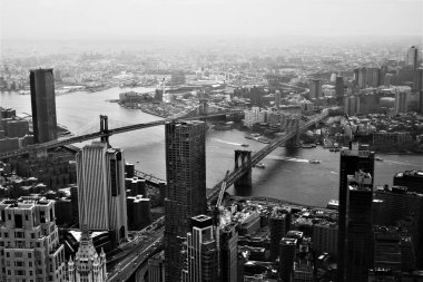 New York, ABD - 21122019: Manhattan şehir merkezi ve Brooklyn, Brooklyn köprüsü ve Williamsburg köprüsü manzarası