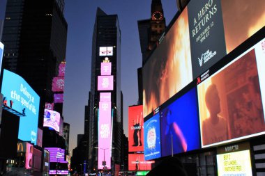 New York, Manhattan, ABD - 18.12.2019: Broadway yakınlarındaki Manhattan 'ın tiyatro bölgesi ve zaman dilimi