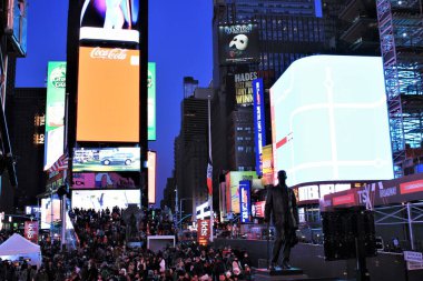 New York, Manhattan, ABD - 18.12.2019: Broadway yakınlarındaki Manhattan 'ın tiyatro bölgesi ve zaman dilimi