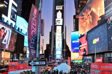 New York, Manhattan, ABD - 18.12.2019: Broadway yakınlarındaki Manhattan 'ın tiyatro bölgesi ve zaman dilimi