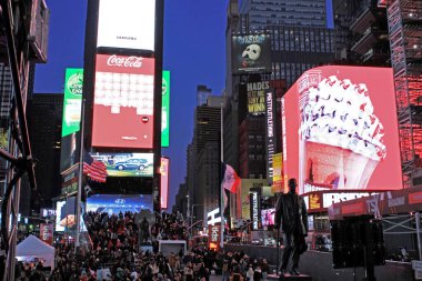 New York, Manhattan, ABD - 18.12.2019: Broadway yakınlarındaki Manhattan 'ın tiyatro bölgesi ve zaman dilimi