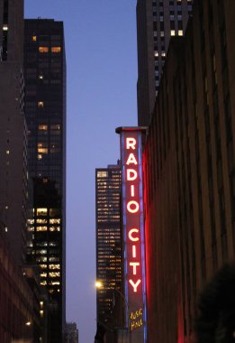 New York, Manhattan, ABD - 18.12.2019: Broadway ve Time Square Radio City yakınlarındaki Manhattan 'ın tiyatro bölgesi