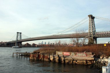 New York, Amerika, ABD: 20.12.2020: Günbatımı Manhattan ufuk çizgisi ve Williamsburg Köprüsü feribotu New York, ABD