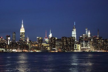 New York, ABD - 20.12.2019: New York 'ta Brooklyn Köprüsü, Manhattan gökdelenleri Hudson Nehri' nin ardından New York, ABD - stok fotoğrafı