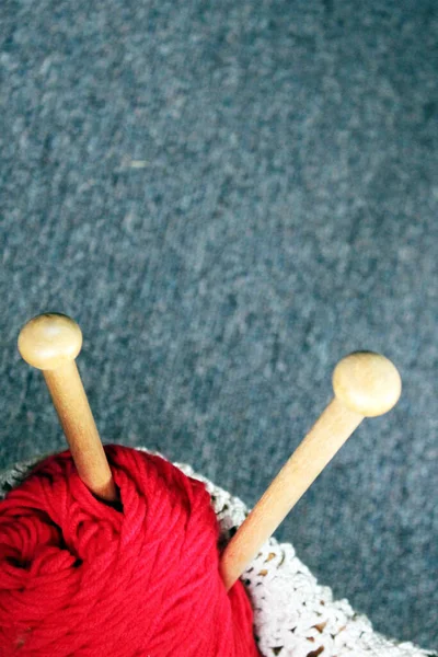 Kleurrijke Ballen Van Garen Houten Naalden Geïsoleerd Grijze Achtergrond — Stockfoto