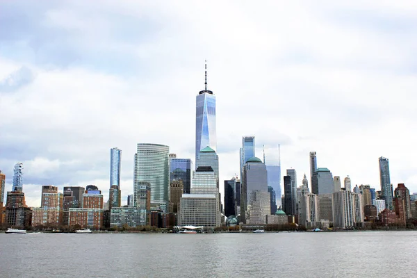 ニューヨーク アメリカ 2020 マンハッタンスカイライン1世界貿易センタービューと高層ビルやオフィスのフェリーからのウォール街ニューヨーク アメリカ — ストック写真