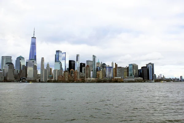 ニューヨーク アメリカ 2020 マンハッタンスカイライン1世界貿易センタービューと高層ビルやオフィスのフェリーからのウォール街ニューヨーク アメリカ — ストック写真