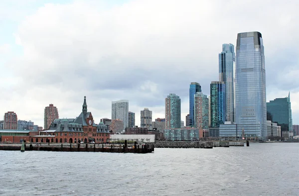 2020年12月20日 曼哈顿下天际线世界贸易中心一景和从摩天大楼和办公楼轮渡到华尔街 — 图库照片