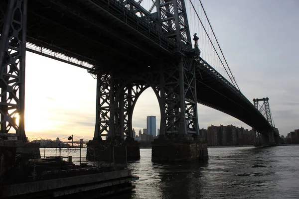 美国纽约州纽约市 2020年12月20日 美国纽约州纽约市摩天大楼和办公楼轮渡上的曼哈顿下天际线和威廉斯堡大桥日落 — 图库照片