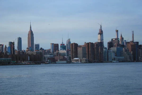 美国纽约州纽约市 2019年12月20日 纽约布鲁克林大桥 曼哈顿摩天大楼 位于哈德逊河对岸的摩天大楼后面 — 图库照片
