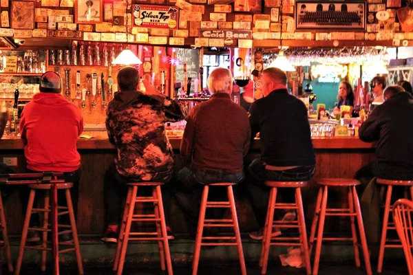 Portland Maine Usa 2020 Men Sitting Bar Great Lost Bear — стоковое фото