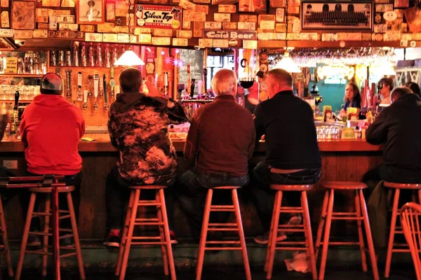 美国缅因州波特兰 2020年1月12日 位于美国密歇根州波特兰市的 大迷失熊 Great Lost Bear 小酒馆里 男人坐在酒吧里 深受70多个啤酒的欢迎 免版税图库图片
