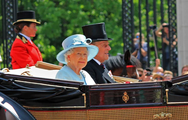 2007年6月17日 英国伦敦 为了庆祝伊丽莎白女王的生日 菲利普王子和女王举行了 三色游行 图库照片