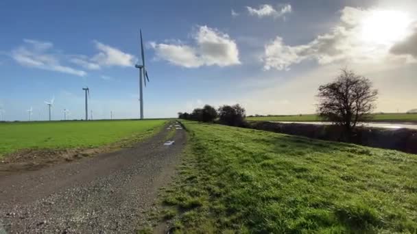 Ветряные Турбины Которые Производят Электроэнергию Ветряные Турбины Стоящие Зеленом Поле — стоковое видео