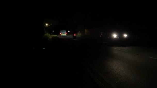 Samochód Jadący Bardzo Szybko Nocą Świetle Ulicznym Wiejskim Pasie Winchelsea — Wideo stockowe