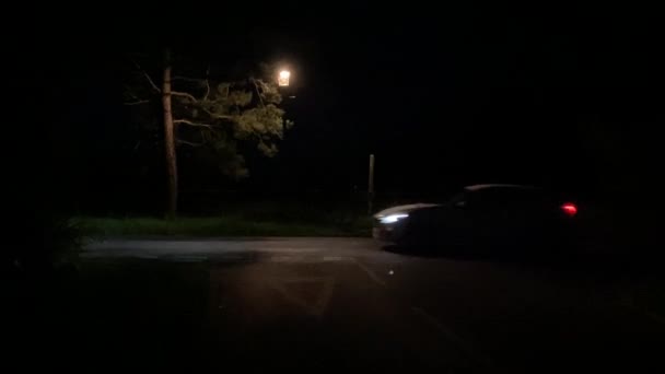 Samochód Jadący Bardzo Szybko Nocą Świetle Ulicznym Wiejskim Pasie Winchelsea — Wideo stockowe