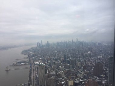 New York, ABD - 20.12.2019: New York 'ta Brooklyn Köprüsü, Manhattan gökdelenleri Hudson Nehri' nin ardından New York, ABD - stok fotoğrafı