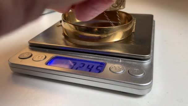 Χρυσά Κοσμήματα Που Ζυγίζονται Κλίμακες Στο Ενεχυροδανειστήριο Χρυσός Είναι Δημοφιλής — Αρχείο Βίντεο