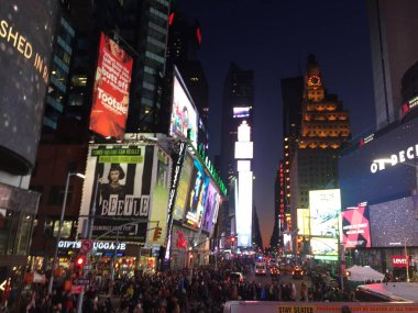 New York, Manhattan, ABD - 18.12.2019: Broadway yakınlarındaki Manhattan New York tiyatro bölgesi (Batı 46. Cadde) 