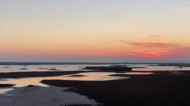 Rye Harbour Winchelsea plaj manzarası alçak gelgitte düz kumu, plaj günbatımında ahşap deniz Groynes kırıcıları, Winchelsea, Doğu Sussex, İngiltere - 124;