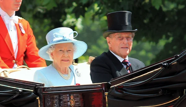 Drottning Elizabeth Kungafamiljen Buckingham Palace London Juni 2017 Trooping Colour Royaltyfria Stockbilder