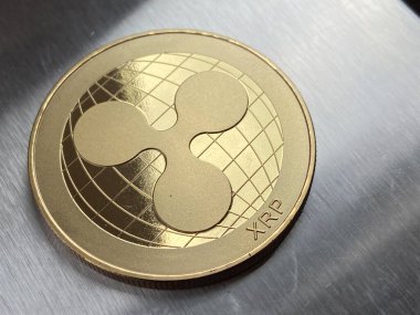 Gümüş metal zemin üzerinde altın Xrp dalgalanması, xrp madeni paranın arkasında kopyalama alanı olan popüler bir kripto para birimidir