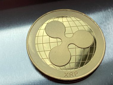 Gümüş metal arka planda XRP madeni para