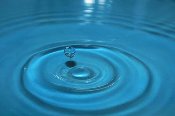 Gota Água Respingo Fundo Azul Ondulação Água Gota Antibolha Tensão — Fotografia de Stock