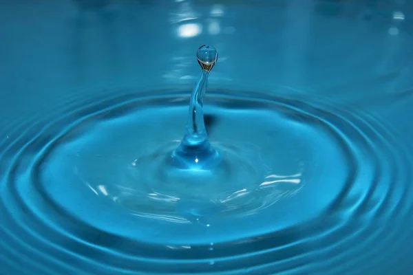 Voda Kapka Splash Pozadí Modrá Voda Zvlnění Antibubble Kapka Voda — Stock fotografie