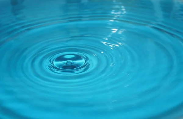 Gota Água Respingo Fundo Azul Ondulação Água Gota Antibolha Tensão — Fotografia de Stock