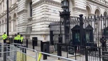 DOWNING STREET, LONDON, İngiltere - 9 Eylül 2021: Westminster, Londra 'da Downing Street (10 numara İngiliz Başbakanı) Boris Johnson, otomobil çıkış - Londra stok video