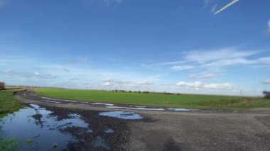 Elektrik enerjisi üreten rüzgar çiftliği türbinleri. Yel değirmeni rüzgar teknolojisi üretimi. Rüzgar türbinleri yeşil alanda duruyor. Stok görüntüleri.