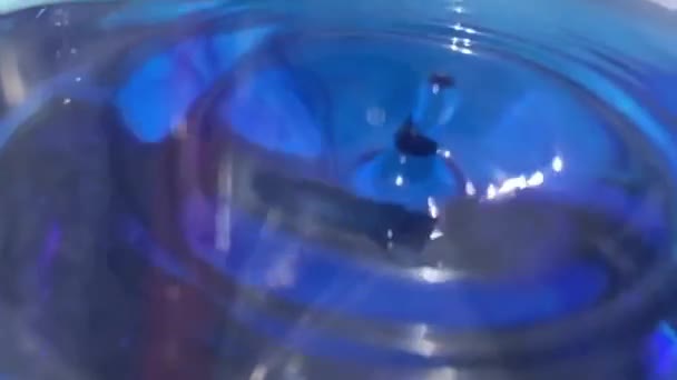 Slow Motion Shot Water Drop Splash Spadające Bezruch Fale Wody — Wideo stockowe