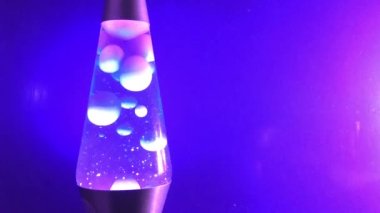 Lava lambası 70 'lerin tarzında mor lav lambası sıvı arka plan görüntüsü ve fotokopi alanı