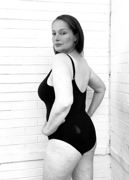 Size Curve Curvy Women Model Swimsuit White Brick Wall — Stock Photo, Image