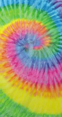 Gökkuşağı kravat boyası psikedelik hareketli animasyon arka plan kravat boyası fırıl fırıl dönüyor ve pembeye dönüyor, sarı, yeşil, mavi ve mor