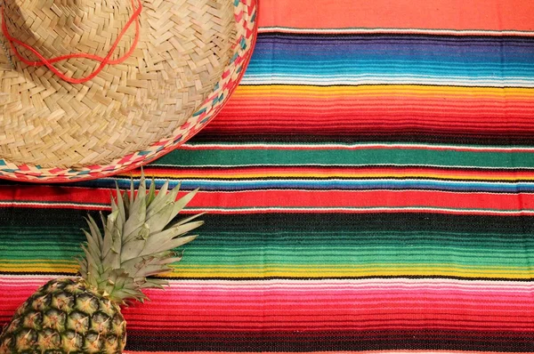 Mexiko mexikanska Fiesta Cinco de Mayo bakgrund med poncho sombrero och ananas lager, Foto, Fotografi, bild, bild, — Stockfoto
