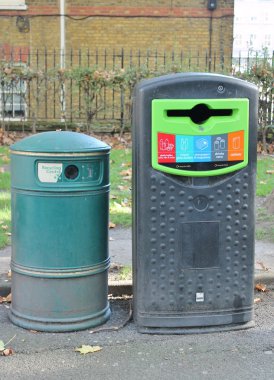 Dışarıda çöp kovaları duvara karşı